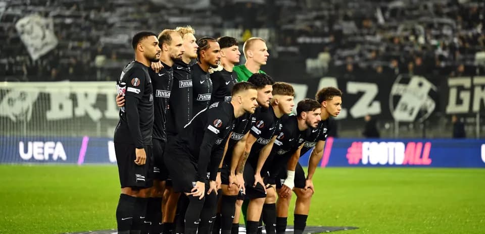 Equipo de Sturm Graz posando antes del partido