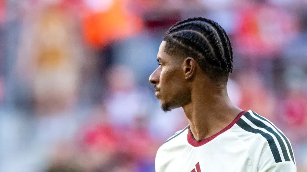 Jugador en el campo mirando hacia un lado