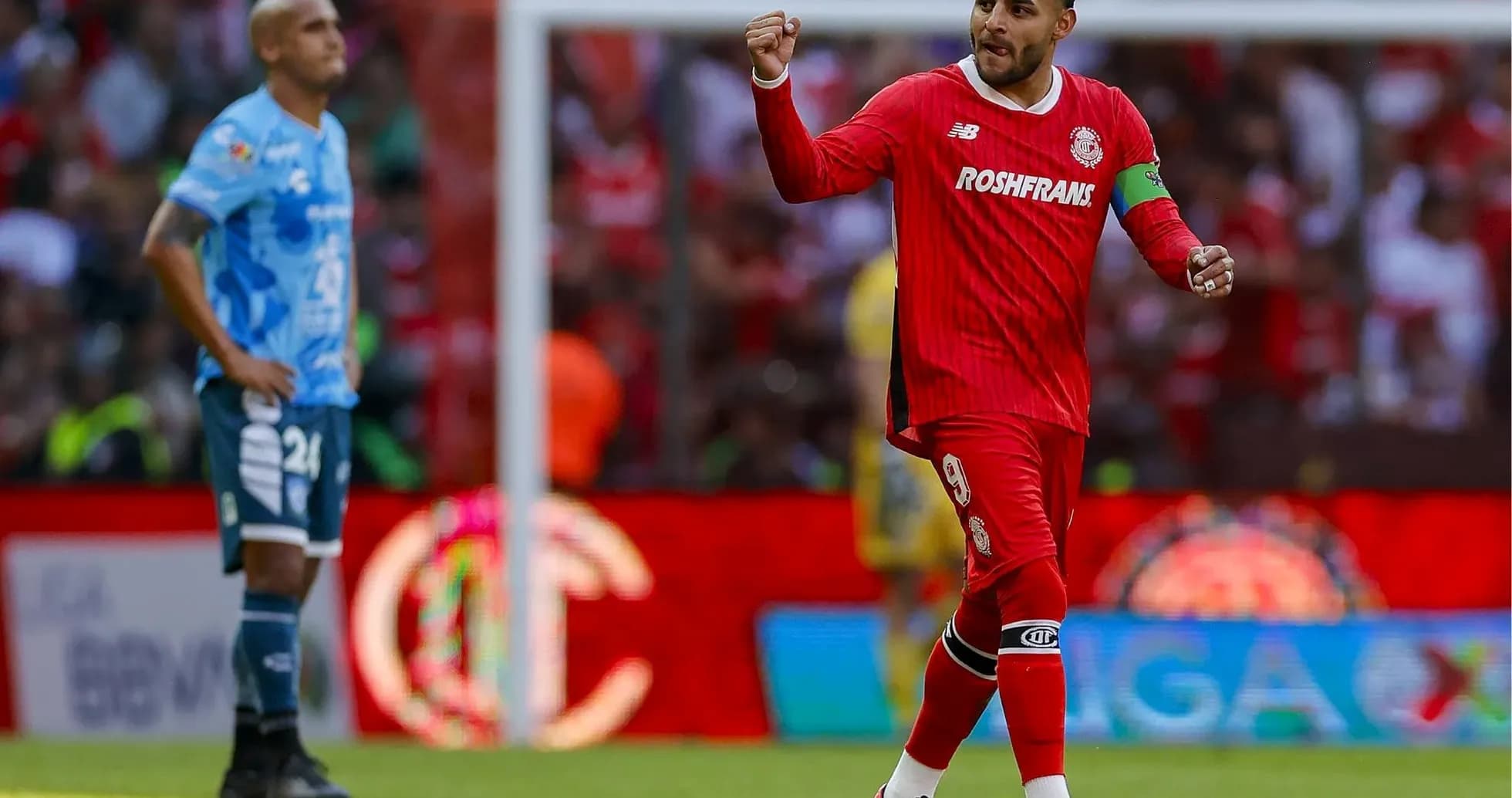 Jugador de Toluca celebrando en el partido