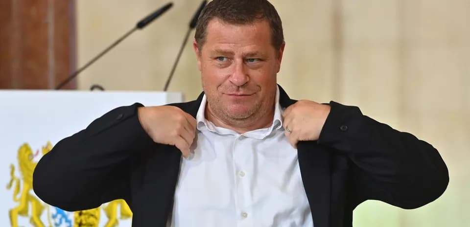 Hombre ajustándose la chaqueta en evento