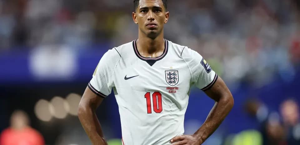Jugador de Inglaterra con camiseta blanca en el campo