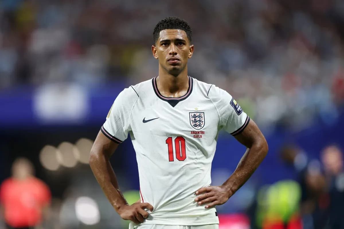 Jugador de Inglaterra con camiseta blanca en el campo