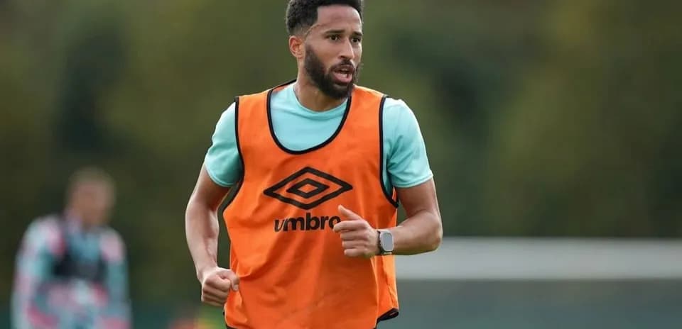 Jugador entrenando con peto naranja en campo
