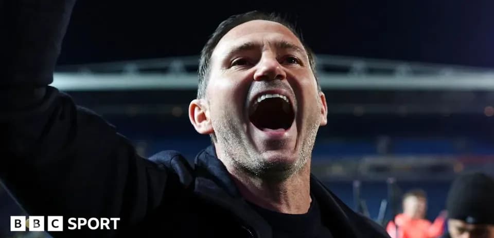 Entrenador celebrando en el campo después del partido