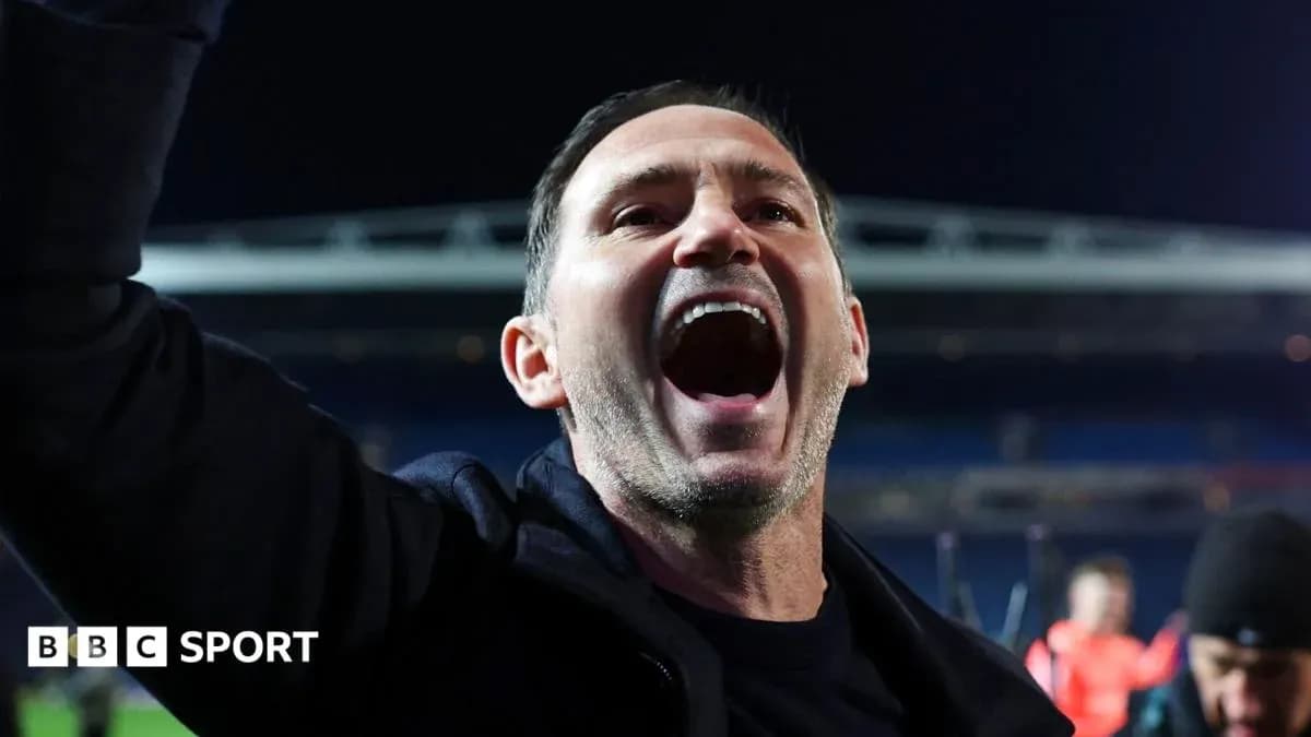 Entrenador celebrando en el campo después del partido