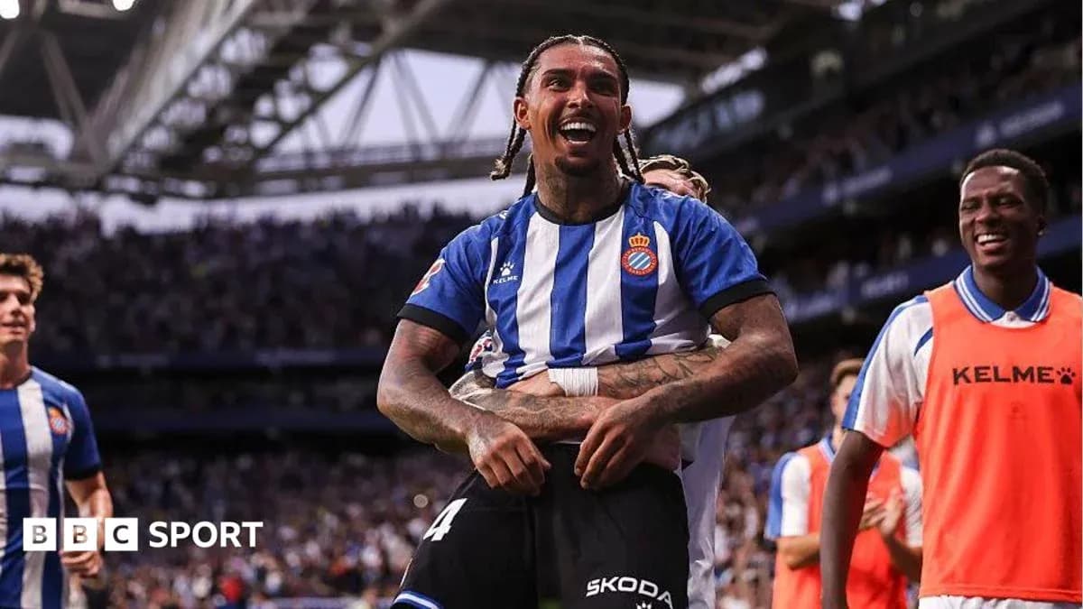 Jugador del Espanyol celebrando un gol con compañeros