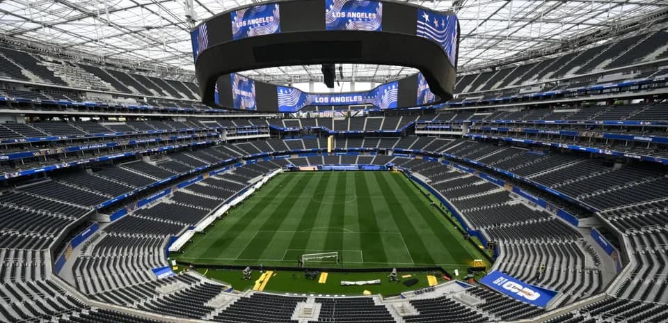 Vista del estadio con campo y gradas vacías