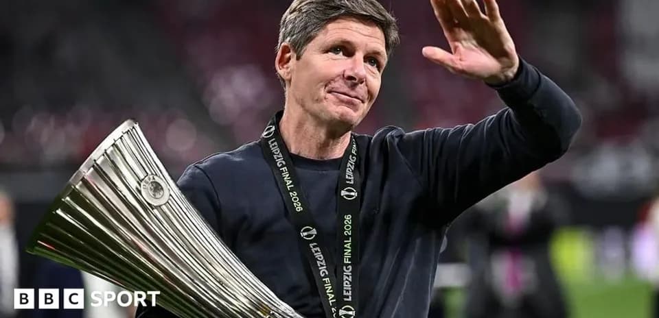 Entrenador saludando con trofeo tras la final