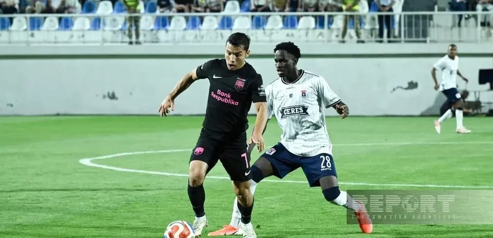 Jugador de Sabah FA driblando a un oponente