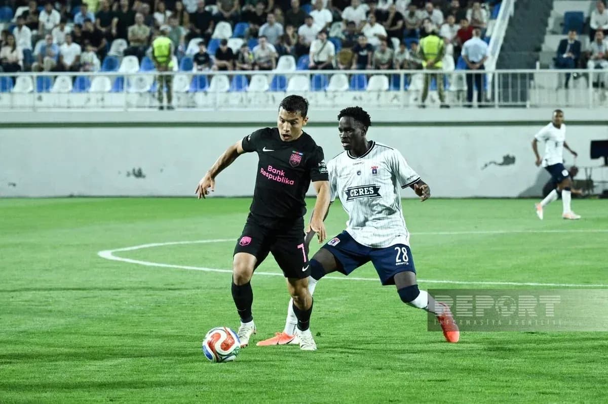 Jugador de Sabah FA driblando a un oponente