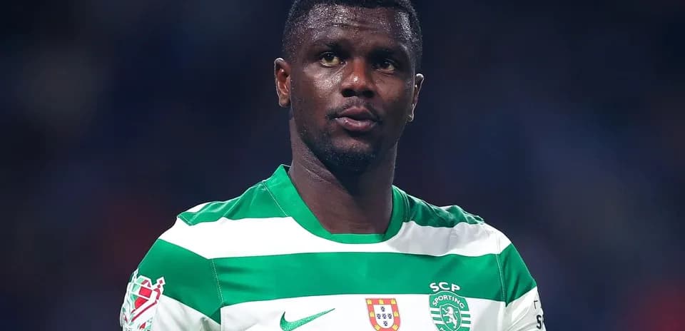 Jugador de Sporting de Lisboa en uniforme a rayas