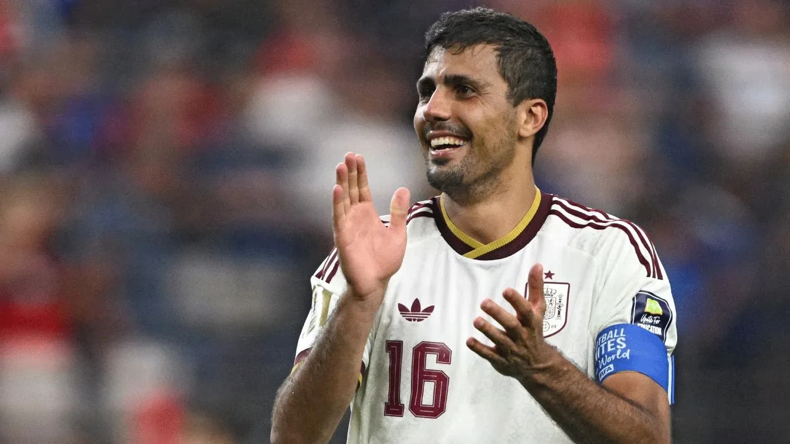 Jugador de España aplaudiendo en el campo