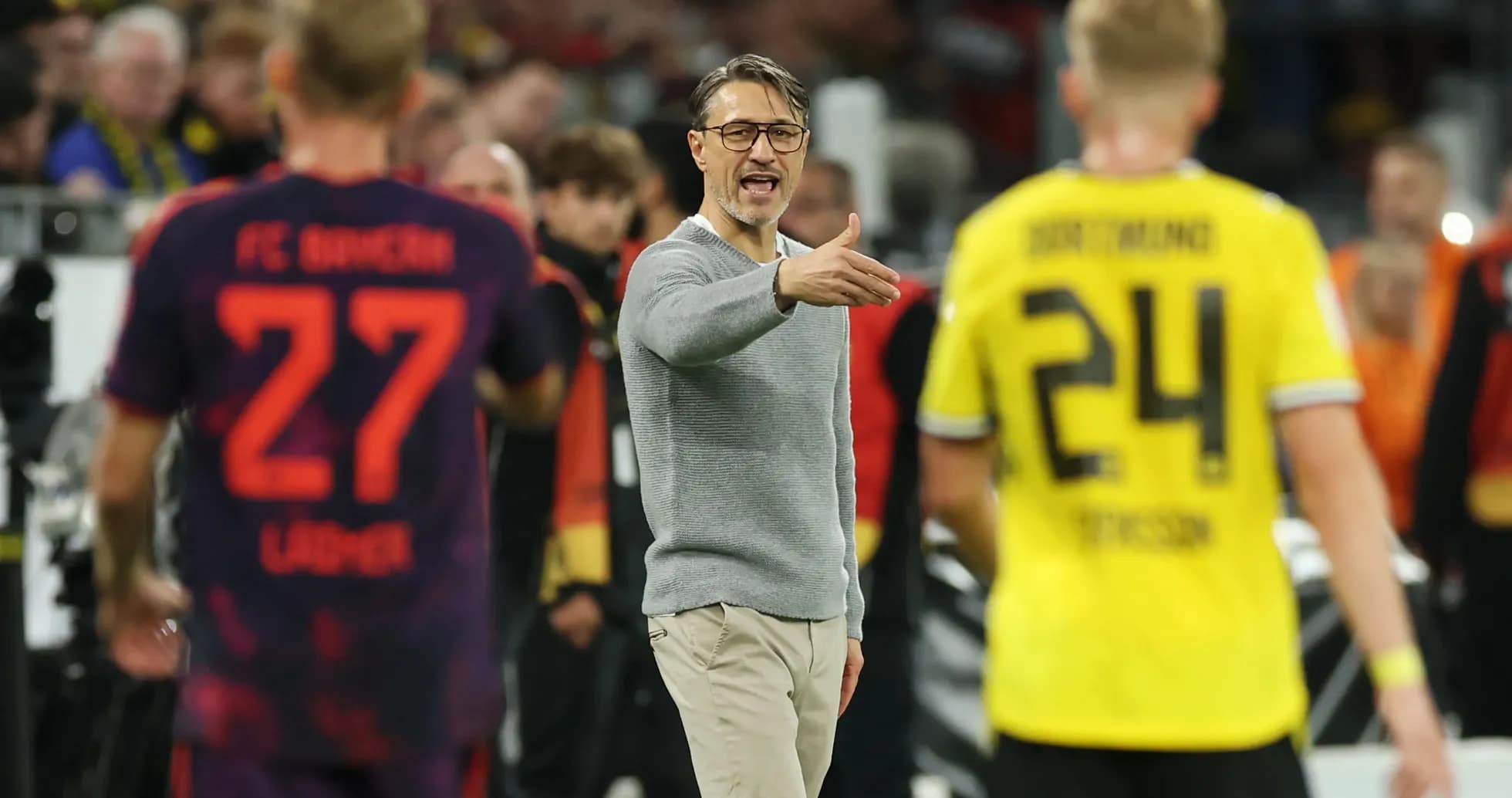 Entrenador dirigiendo a su equipo durante el partido