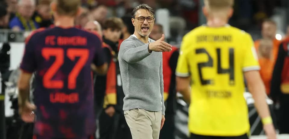 Entrenador dirigiendo a su equipo durante el partido
