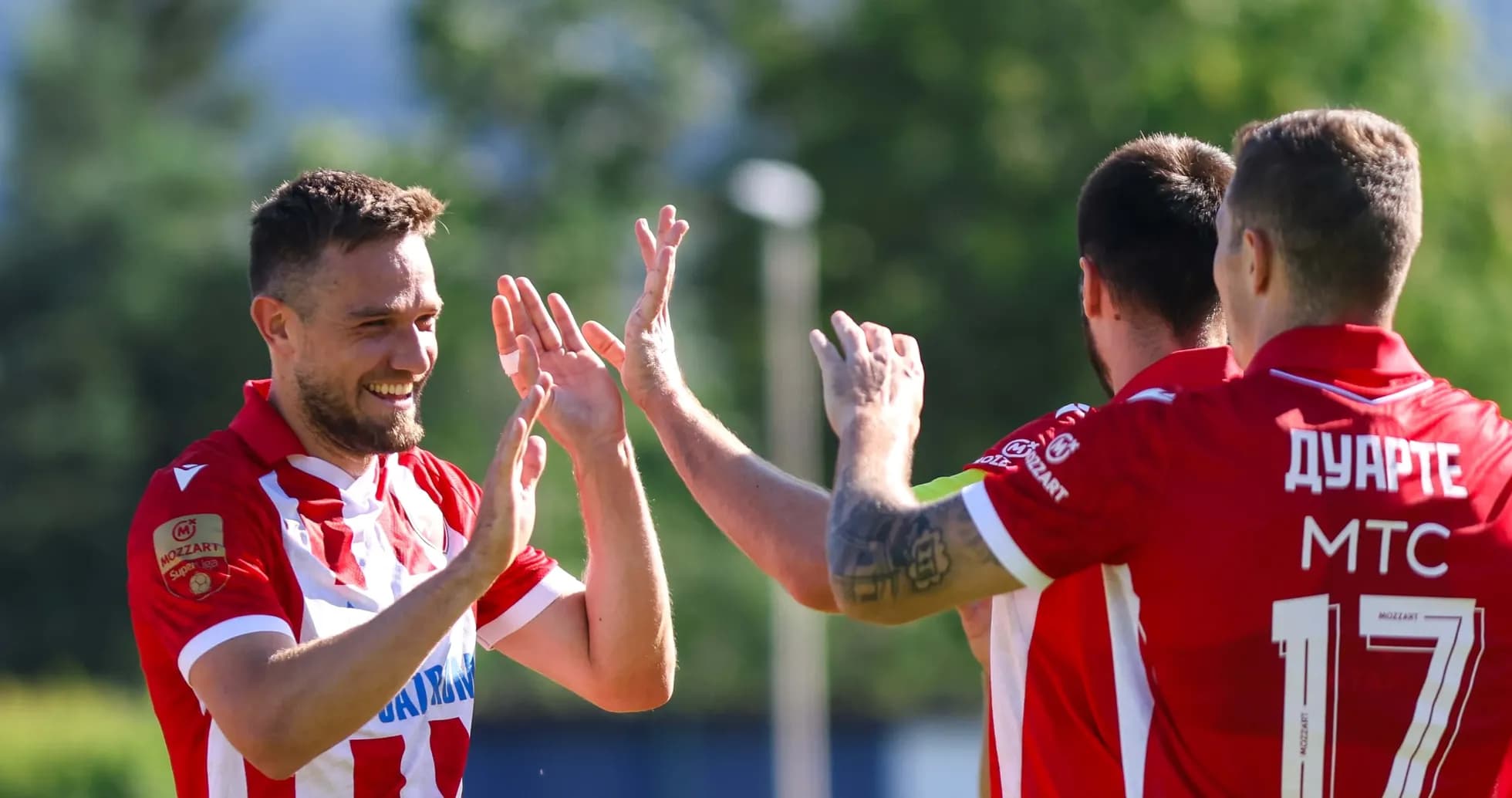 Jugadores de FK Crvena Zvezda celebrando un gol