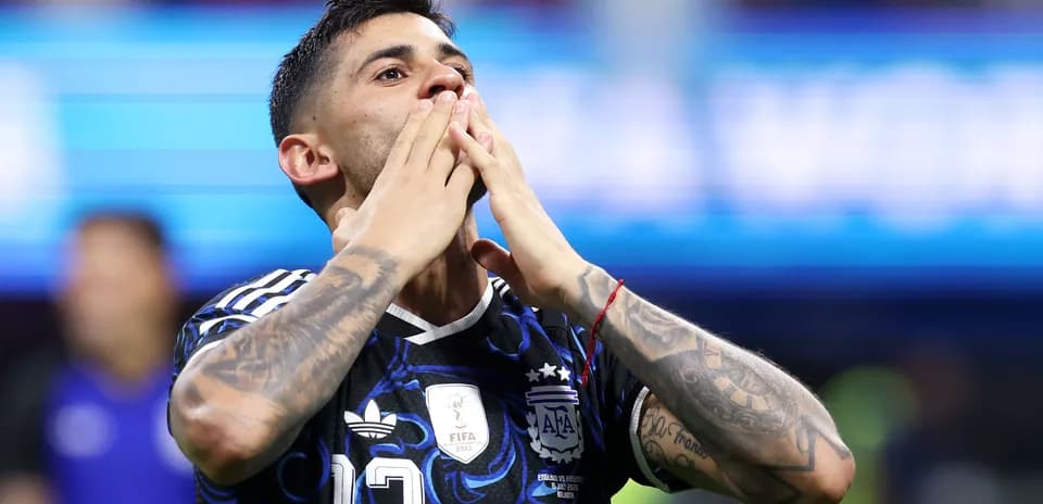 Jugador celebrando en el campo tras el partido
