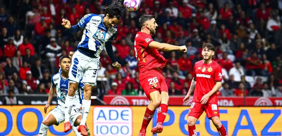 Jugadores de Pachuca y Toluca en acción