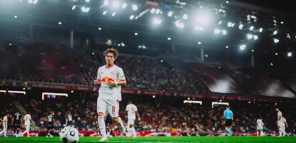 Jugador de Red Bull Salzburg durante el partido