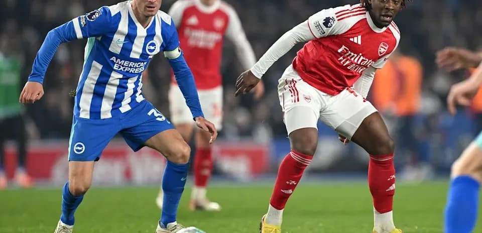 Jugadores de Brighton y Arsenal disputando el balón