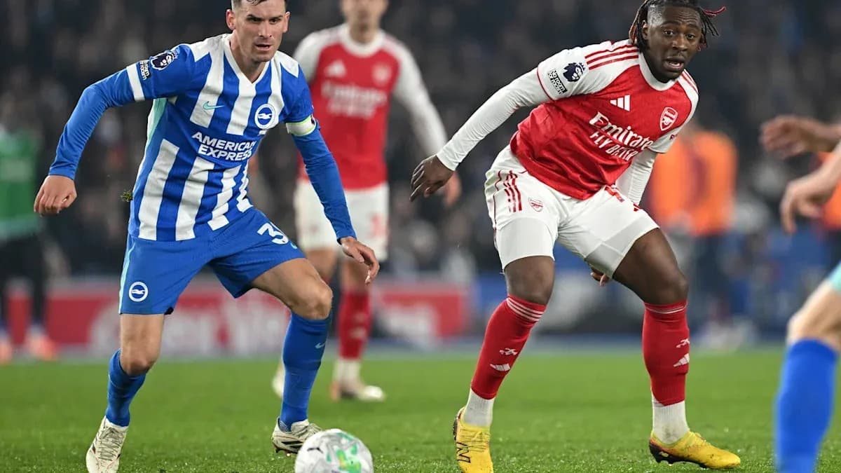 Jugadores de Brighton y Arsenal disputando el balón