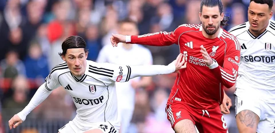 Jugadores de Fulham y Liverpool compitiendo por el balón