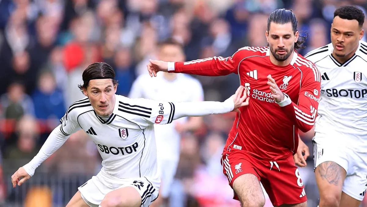 Jugadores de Fulham y Liverpool compitiendo por el balón