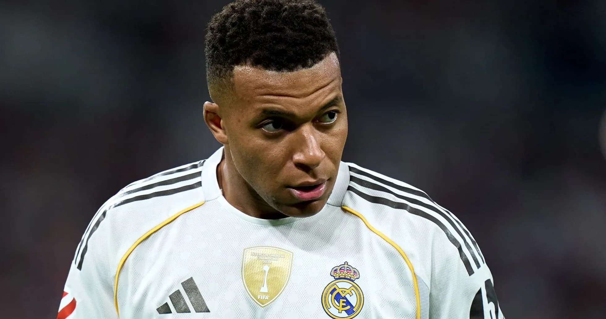 Jugador de fútbol en uniforme de Real Madrid