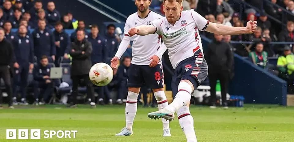 Jugador de Bolton ejecutando un tiro a puerta