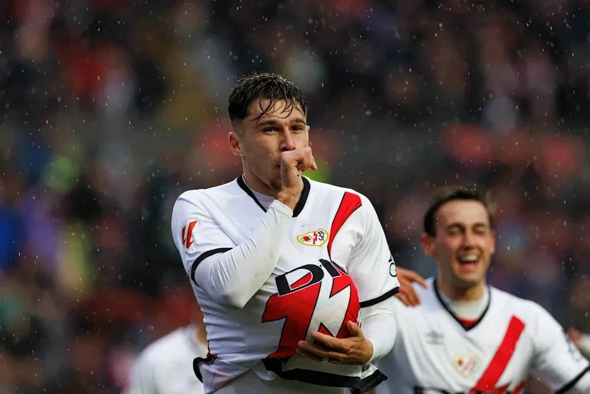 Jugador de Rayo Vallecano celebrando un gol en lluvia