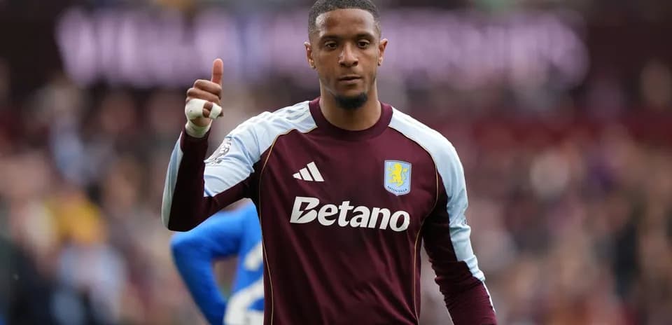 Portero de Aston Villa mostrando el pulgar hacia arriba