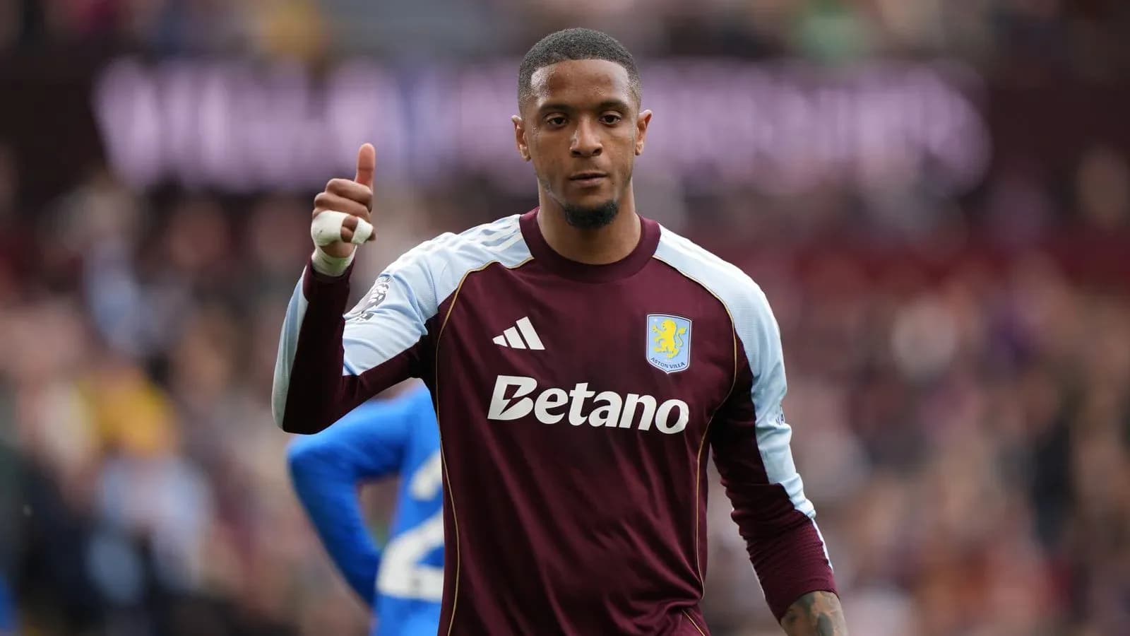 Portero de Aston Villa mostrando el pulgar hacia arriba