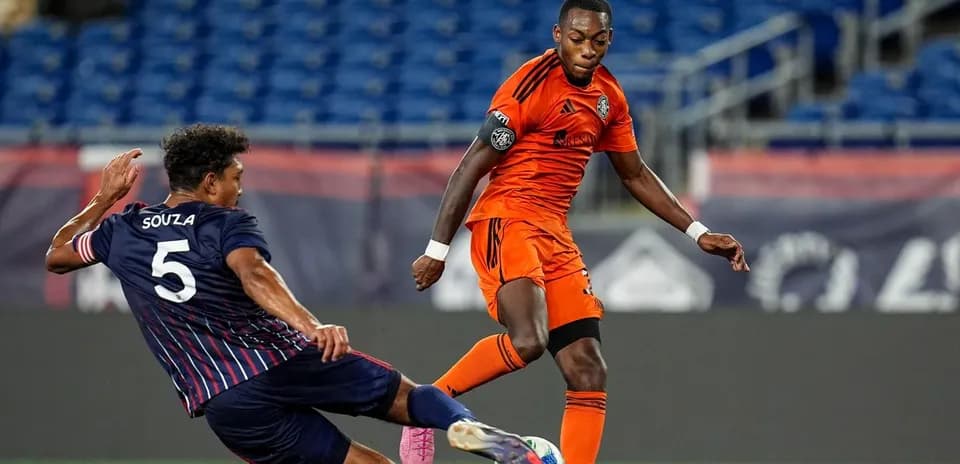 Jugador de Huntsville City deslizándose para interceptar