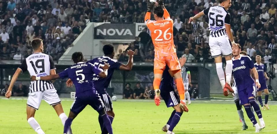 Portero de PAOK atrapando el balón en el aire