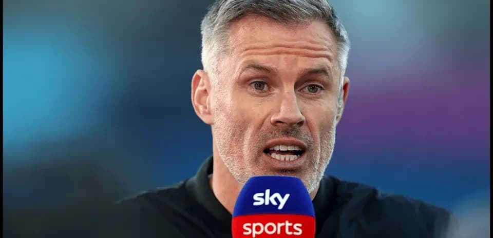 Experto hablando en un micrófono de Sky Sports