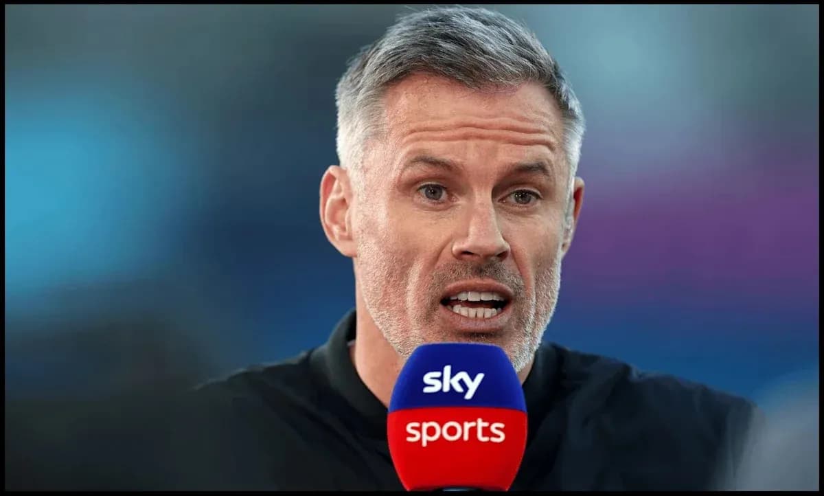 Experto hablando en un micrófono de Sky Sports