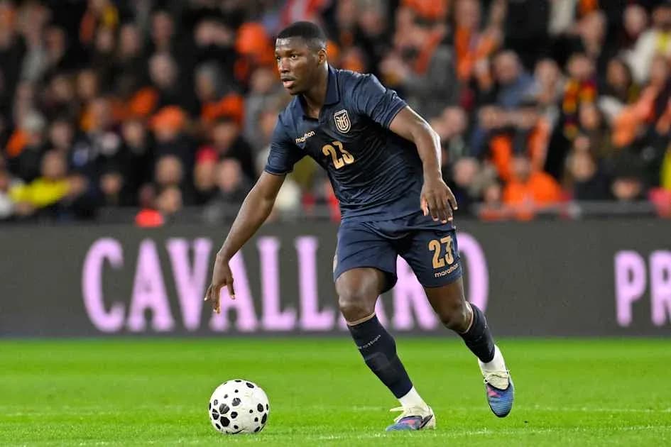 Jugador corriendo con balón en el campo de fútbol