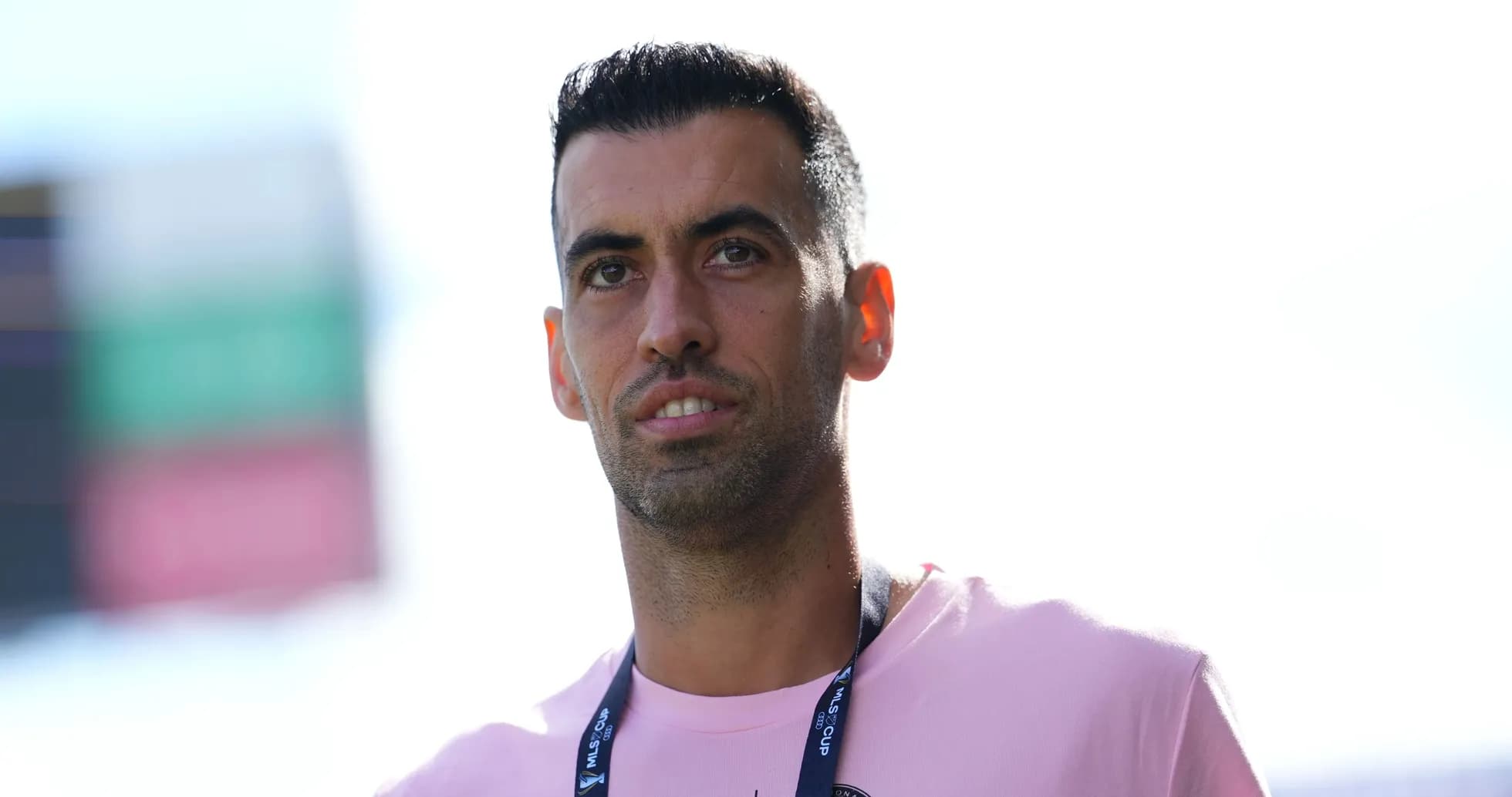 Jugador de fútbol con camiseta rosa en el campo