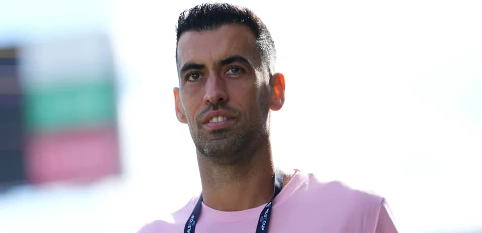 Jugador de fútbol con camiseta rosa en el campo