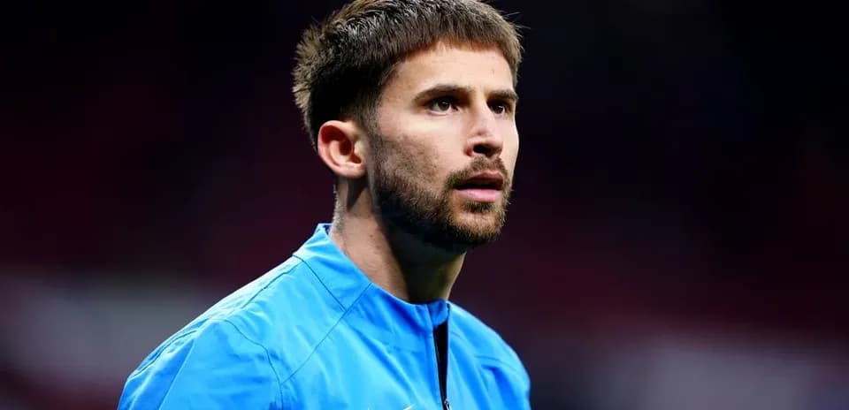 Jugador en uniforme azul en el campo