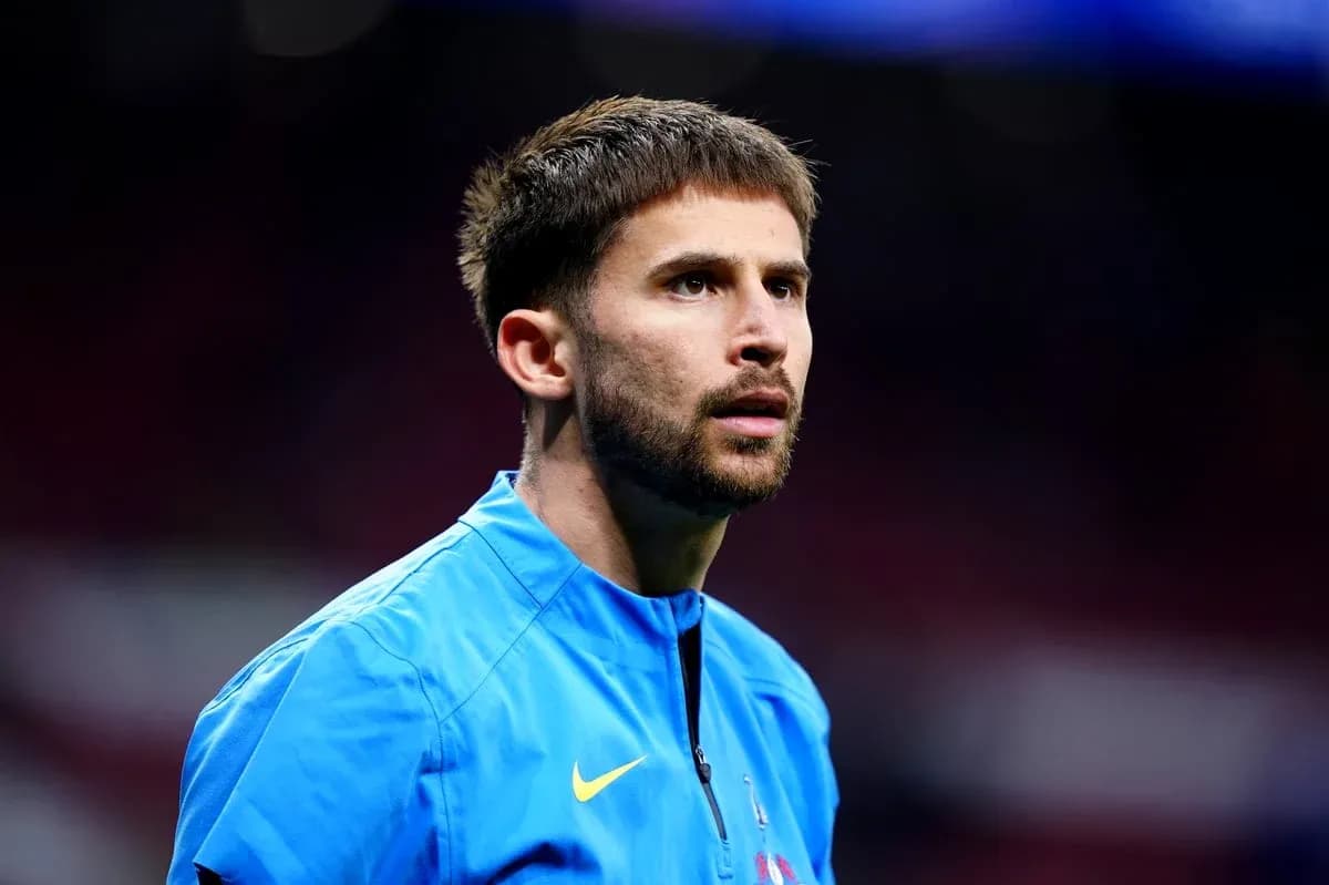 Jugador en uniforme azul en el campo