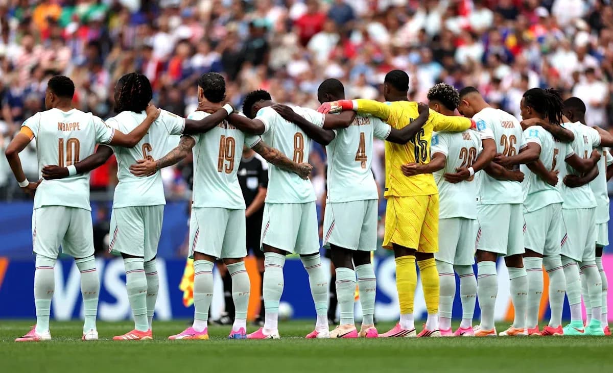 Jugadores de Francia en alineación antes del partido