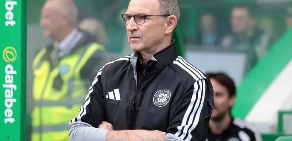 Entrenador observando el partido desde la banca