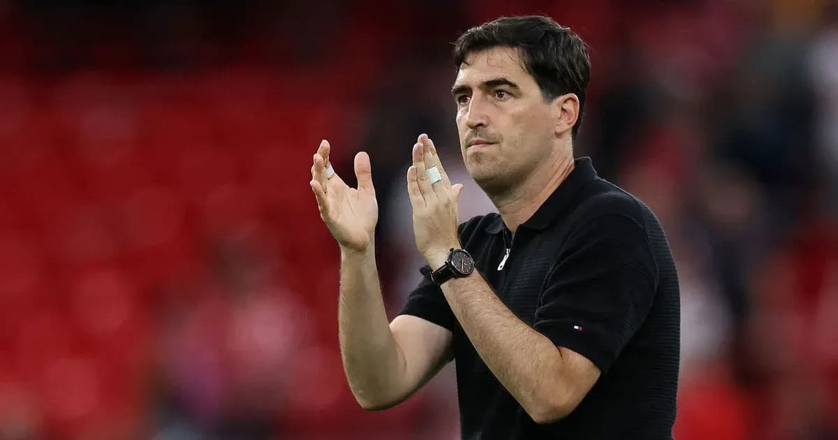 Entrenador aplaudiendo durante el partido