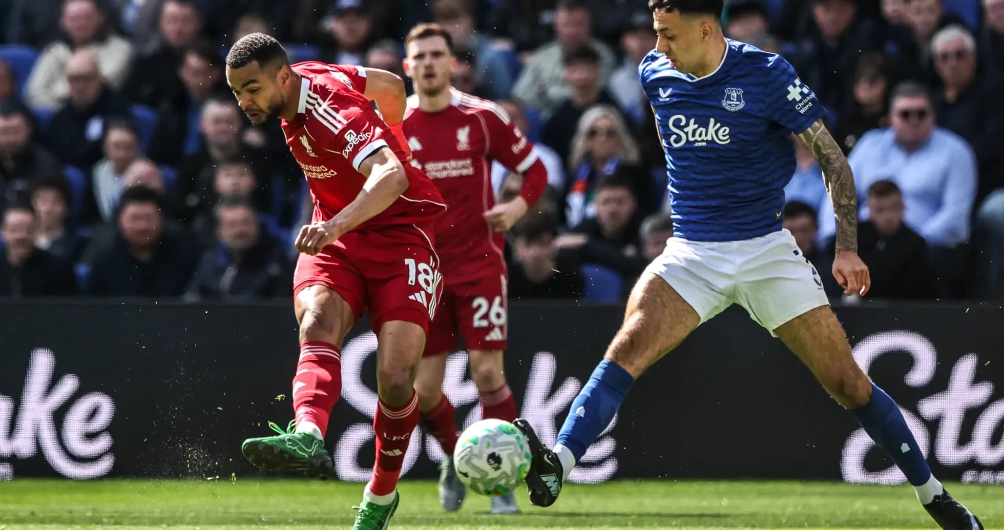 Jugador de Liverpool driblando en partido contra Everton