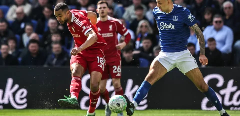 Jugador de Liverpool driblando en partido contra Everton