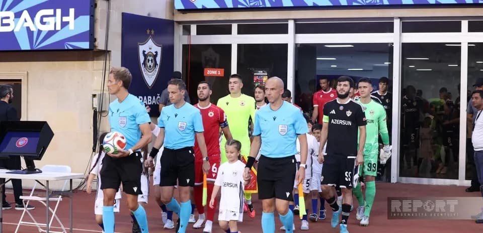 Jugadores y árbitros entrando al campo de juego