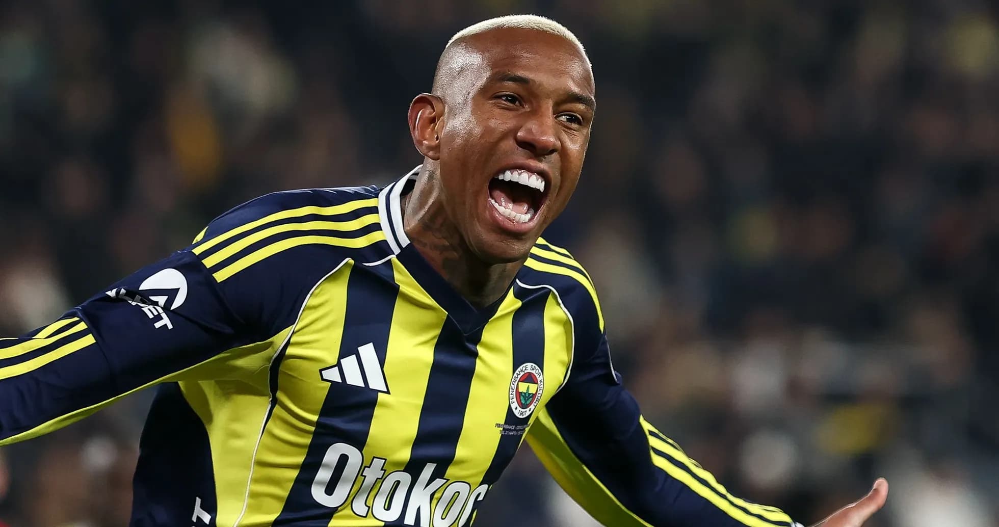 Jugador de Fenerbahçe celebrando un gol