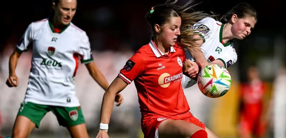 Jugadoras compitiendo por el balón en un partido