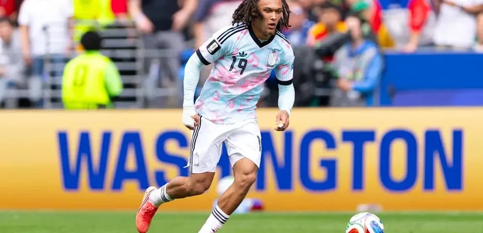 Jugador corriendo con balón durante partido de fútbol
