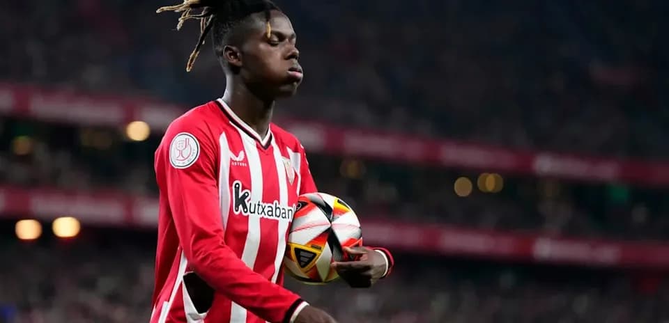 Jugador con balón en el campo durante el partido